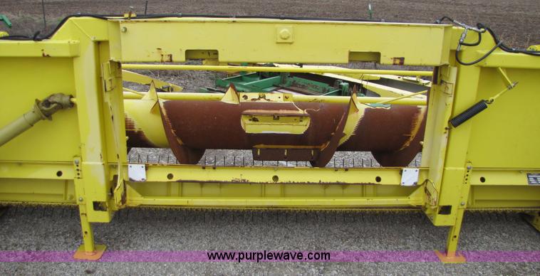 image for item 5125 2004 John Deere 640B forage pickup head