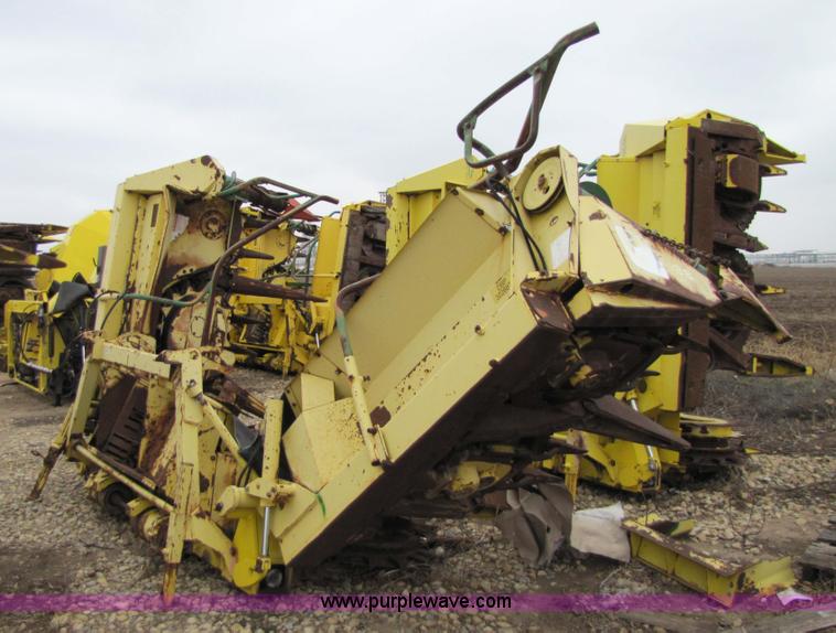 image for item 5126 1998 John Deere 688 forage head