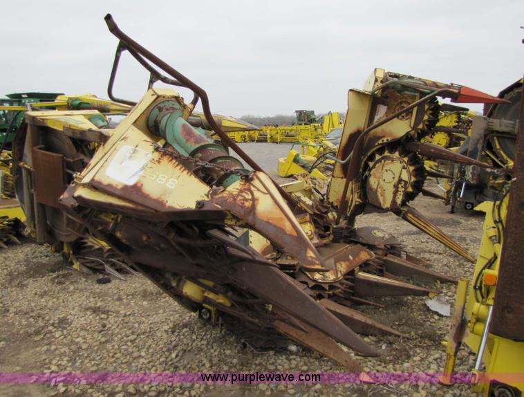 image for item 5126 1998 John Deere 688 forage head