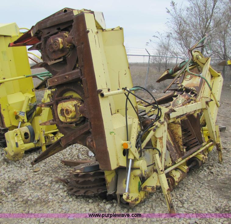 image for item 5126 1998 John Deere 688 forage head