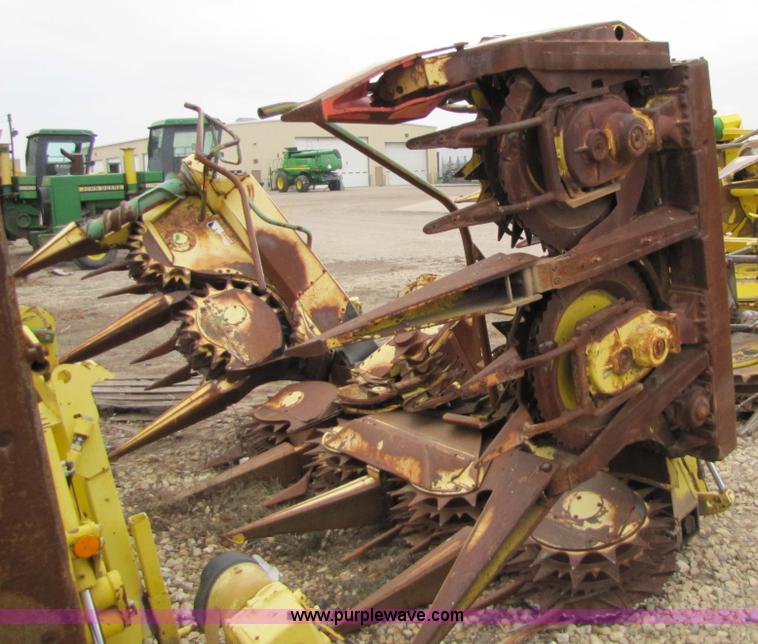 image for item 5126 1998 John Deere 688 forage head
