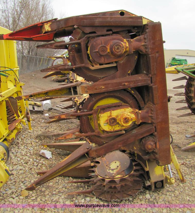 image for item 5126 1998 John Deere 688 forage head