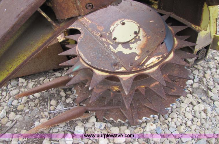 image for item 5126 1998 John Deere 688 forage head