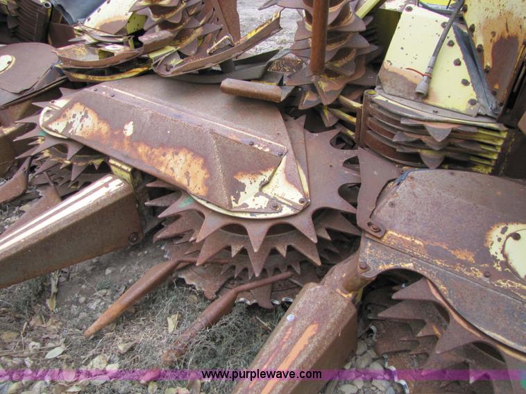image for item 5126 1998 John Deere 688 forage head