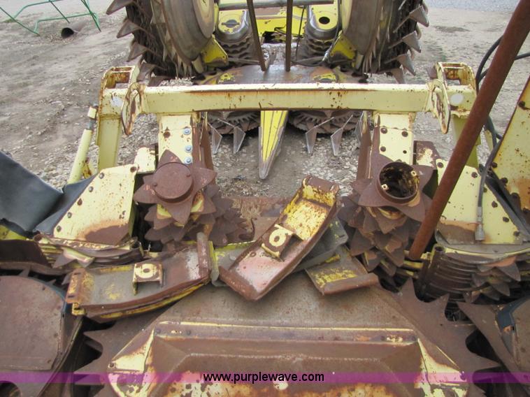 image for item 5126 1998 John Deere 688 forage head