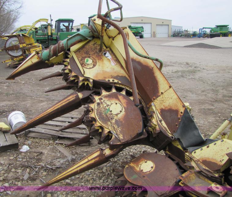 image for item 5126 1998 John Deere 688 forage head