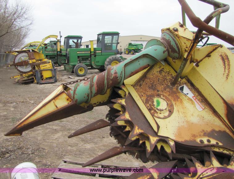 image for item 5126 1998 John Deere 688 forage head