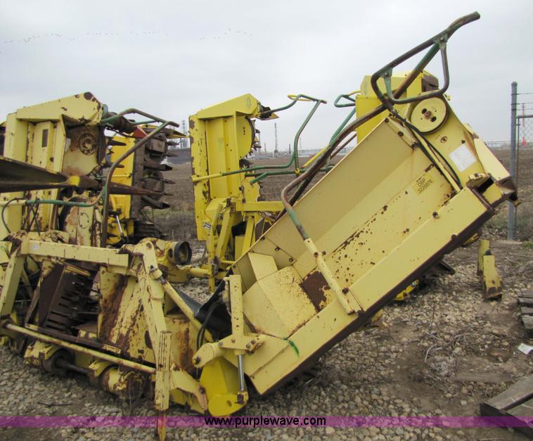 image for item 5126 1998 John Deere 688 forage head