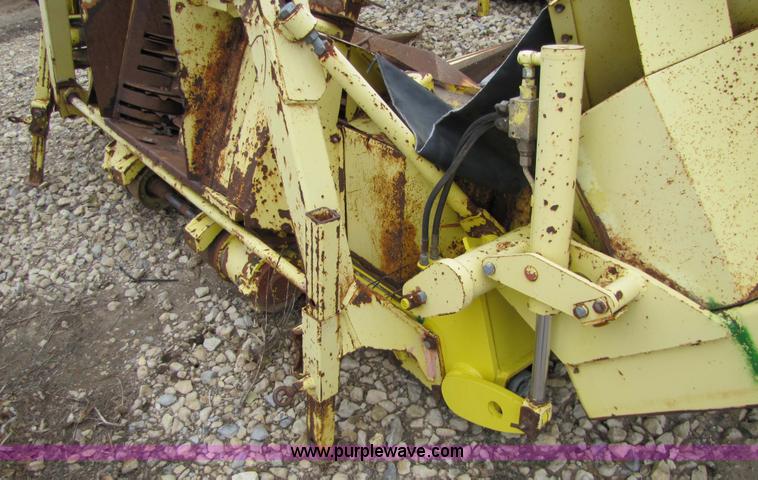 image for item 5126 1998 John Deere 688 forage head