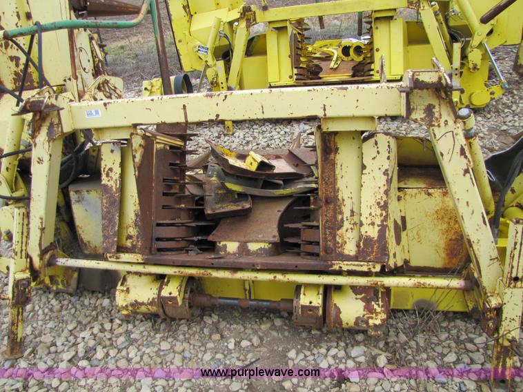 image for item 5126 1998 John Deere 688 forage head