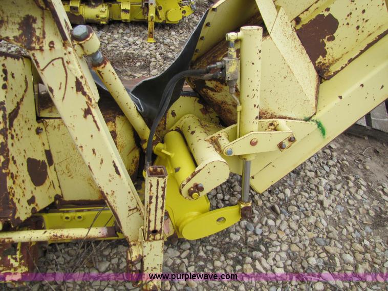image for item 5126 1998 John Deere 688 forage head