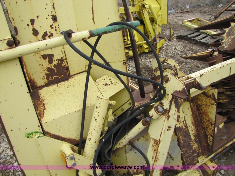 image for item 5126 1998 John Deere 688 forage head