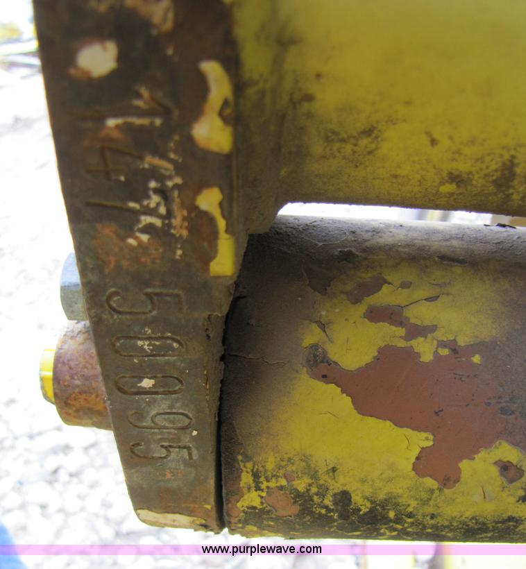 image for item 5126 1998 John Deere 688 forage head