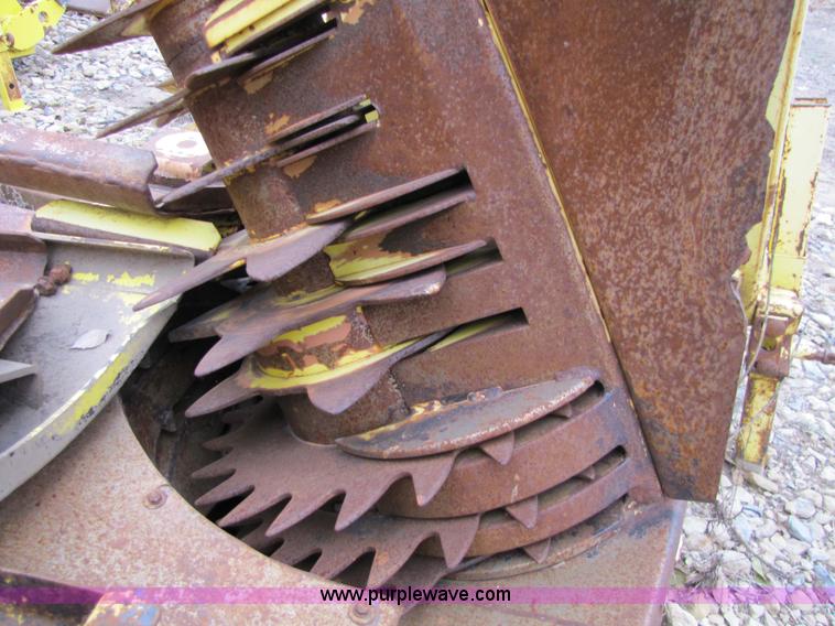 image for item 5126 1998 John Deere 688 forage head