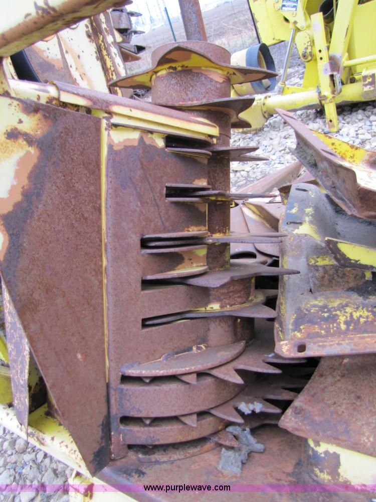 image for item 5126 1998 John Deere 688 forage head