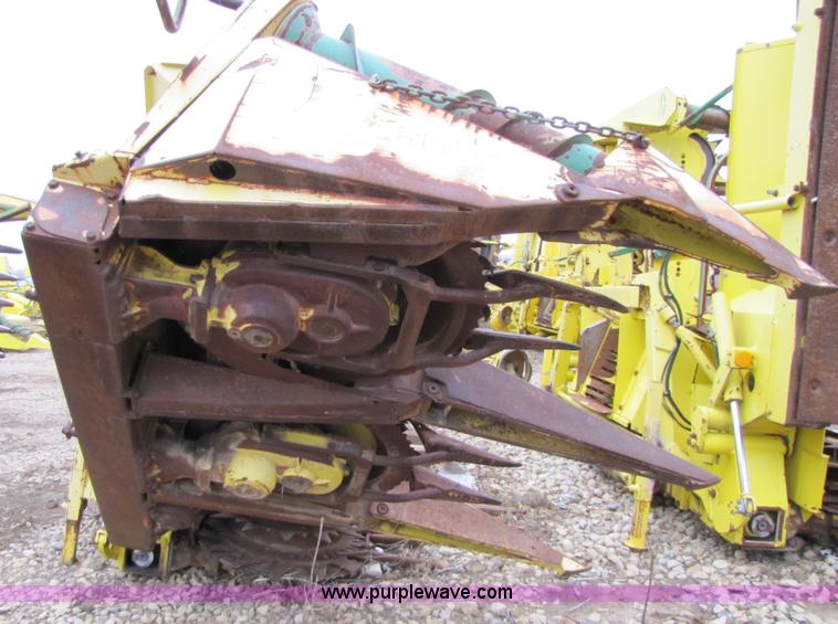 image for item 5126 1998 John Deere 688 forage head