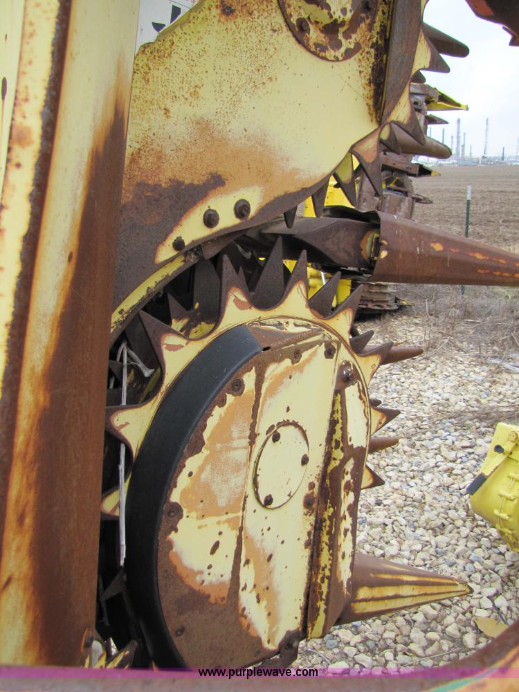 image for item 5126 1998 John Deere 688 forage head