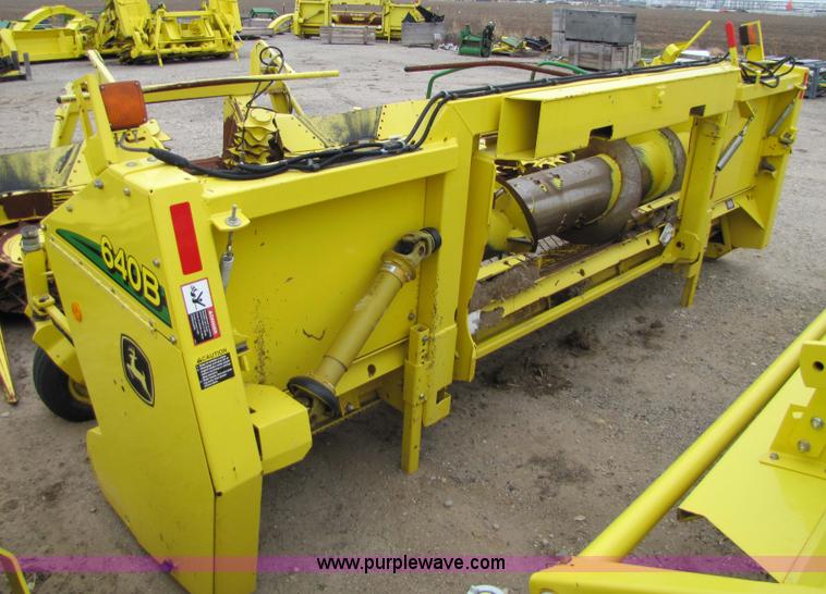 image for item 5127 2008 John Deere 640B forage pickup head