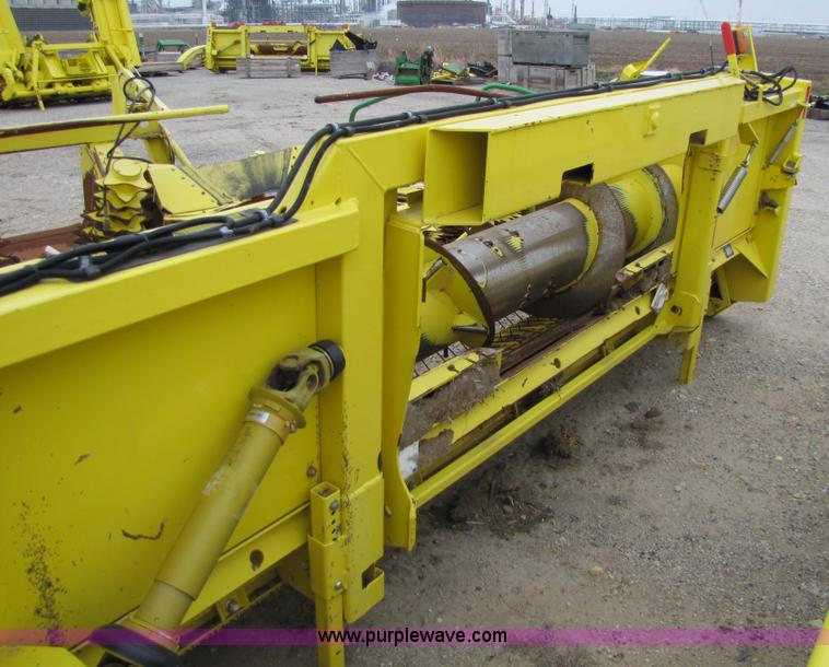 image for item 5127 2008 John Deere 640B forage pickup head