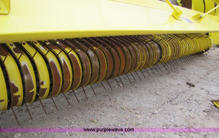 image for item 5127 2008 John Deere 640B forage pickup head