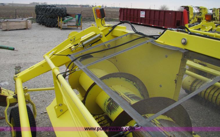 image for item 5127 2008 John Deere 640B forage pickup head