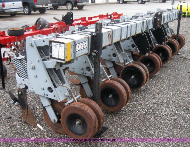 image for item 5207 Hiniker 5000 six row cultivator