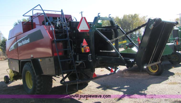 image for item 5211 2005 New Holland BB940 large square baler