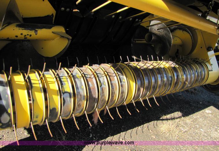 image for item 5211 2005 New Holland BB940 large square baler