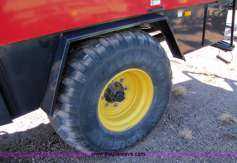 image for item 5211 2005 New Holland BB940 large square baler