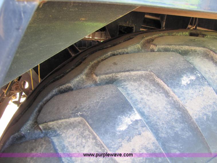 image for item 5211 2005 New Holland BB940 large square baler