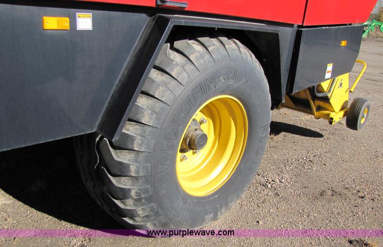 image for item 5211 2005 New Holland BB940 large square baler