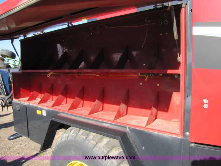 image for item 5211 2005 New Holland BB940 large square baler