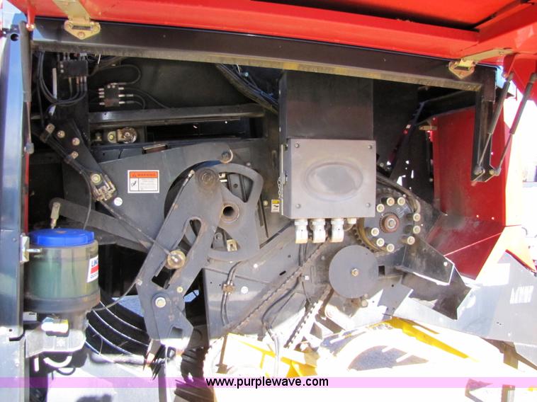 image for item 5211 2005 New Holland BB940 large square baler