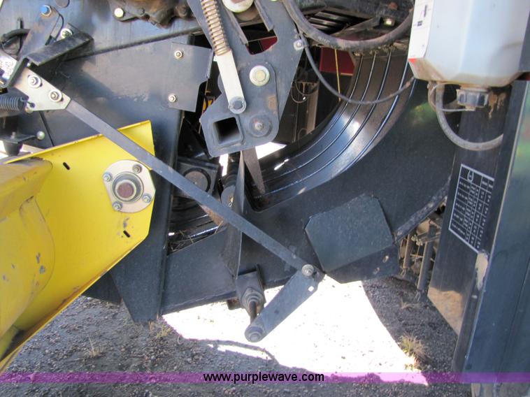 image for item 5211 2005 New Holland BB940 large square baler