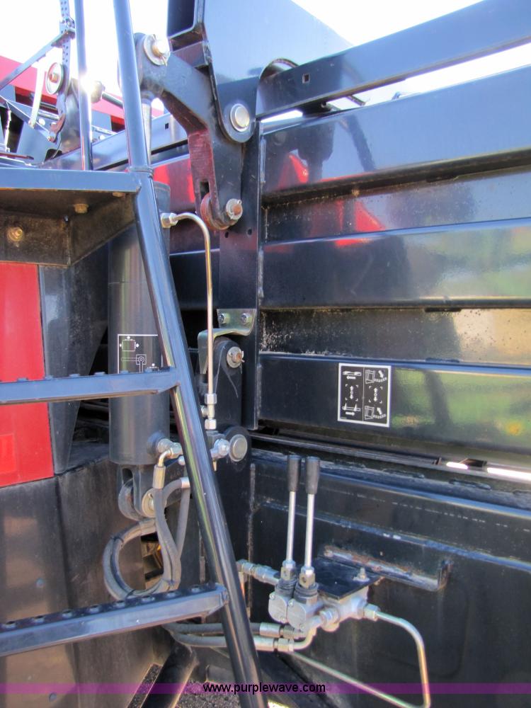 image for item 5211 2005 New Holland BB940 large square baler