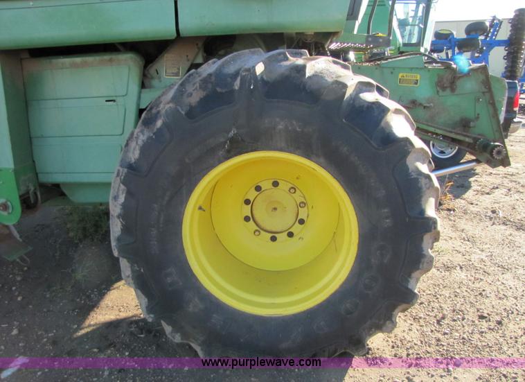 image for item 5214 1982 John Deere 8820 combine