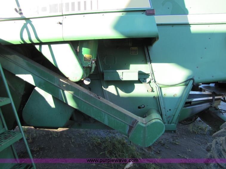 image for item 5214 1982 John Deere 8820 combine