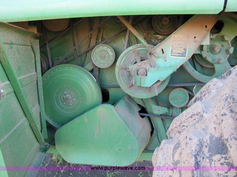 image for item 5214 1982 John Deere 8820 combine