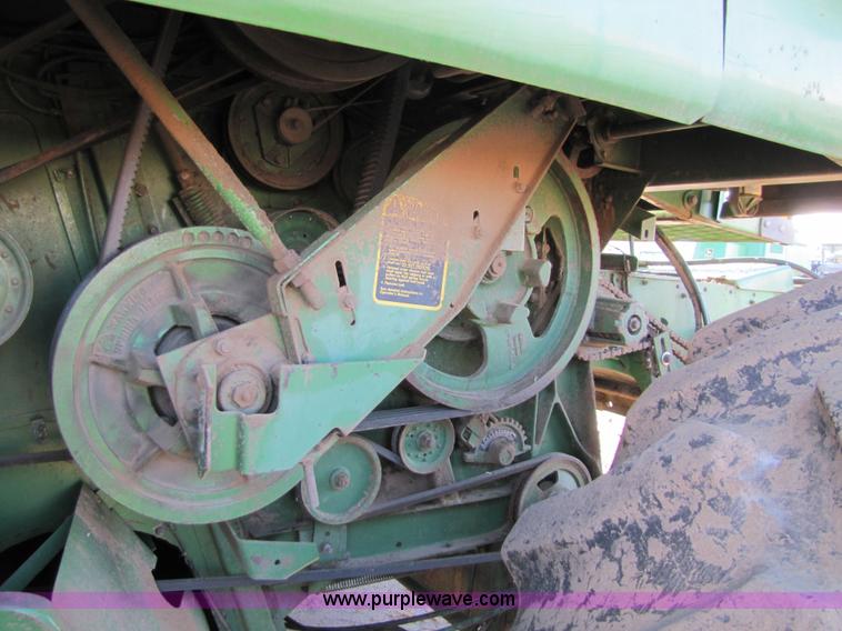 image for item 5214 1982 John Deere 8820 combine