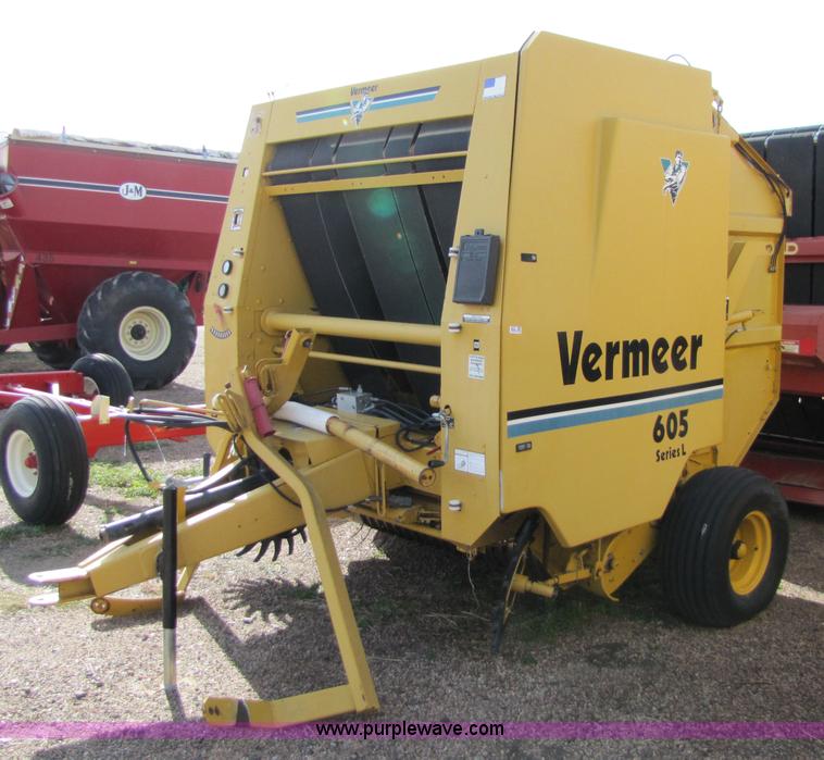 image for item 5215 Vermeer 605 Series L round baler