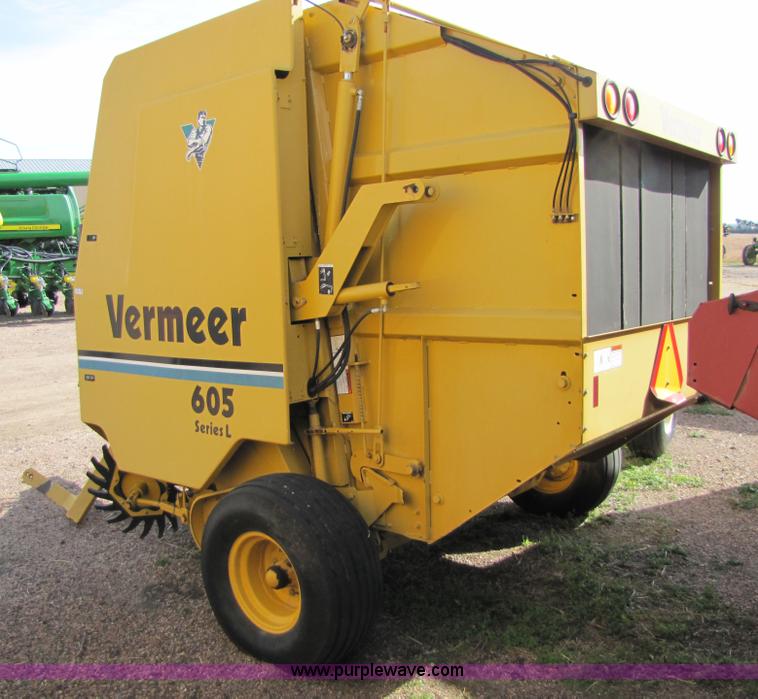 image for item 5215 Vermeer 605 Series L round baler