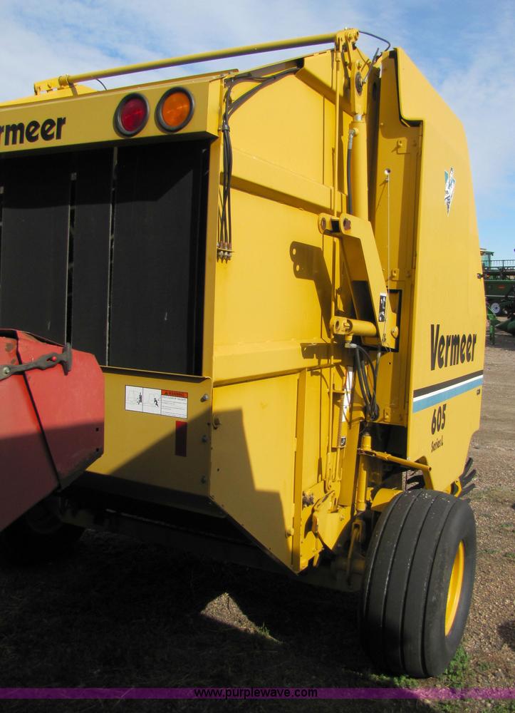 image for item 5215 Vermeer 605 Series L round baler