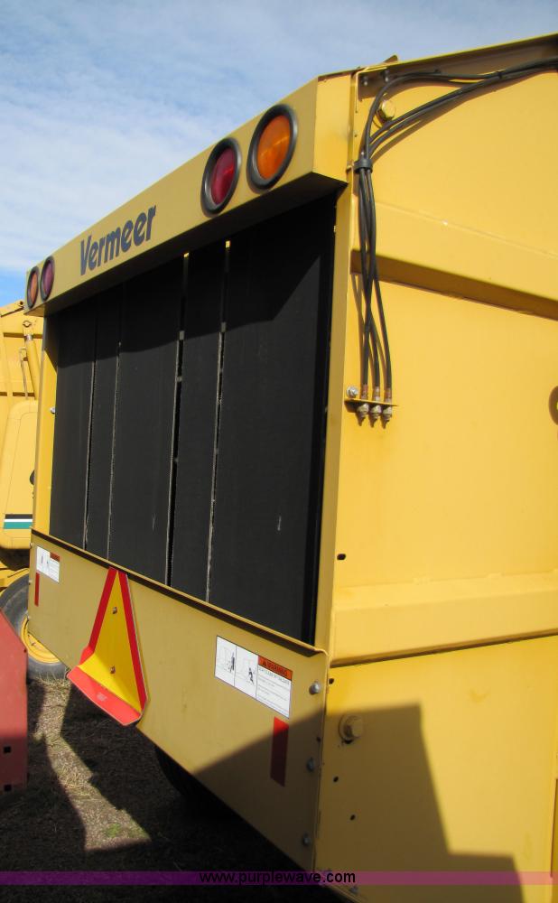 image for item 5215 Vermeer 605 Series L round baler
