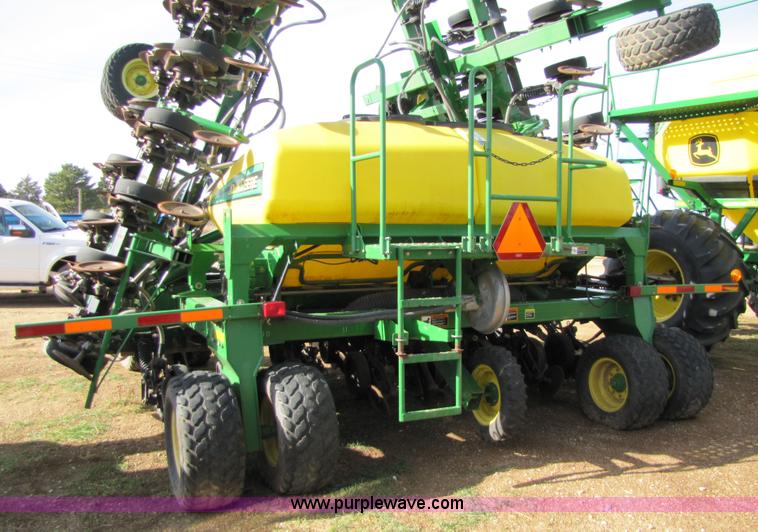 image for item 5218 2004 John Deere 1890 air seeder