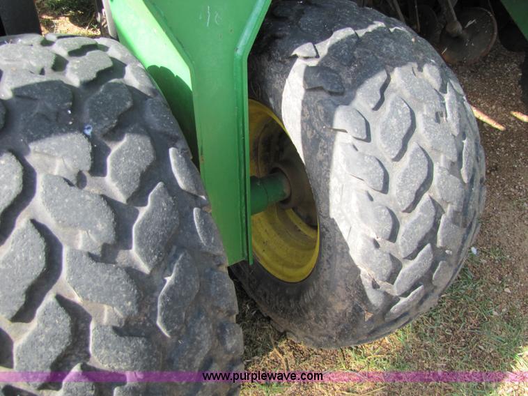 image for item 5218 2004 John Deere 1890 air seeder