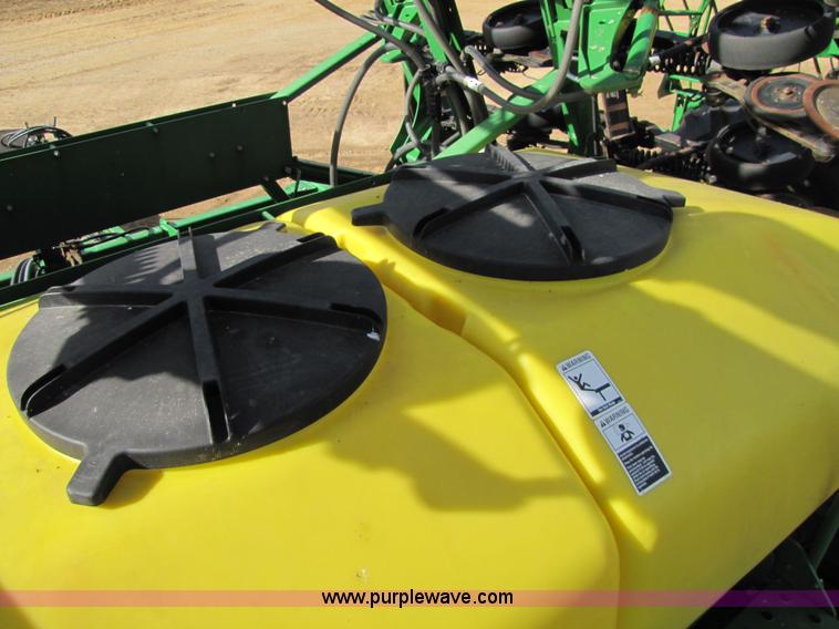 image for item 5218 2004 John Deere 1890 air seeder