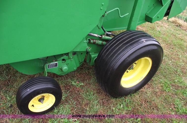 image for item 5562 1998 John Deere 566 5x6 round baler