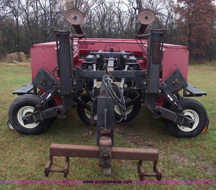 image for item 5563 1992 Best 30FU8B1-4 folding grain drill