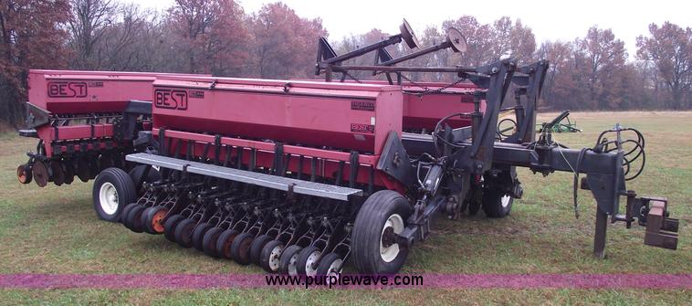 image for item 5563 1992 Best 30FU8B1-4 folding grain drill