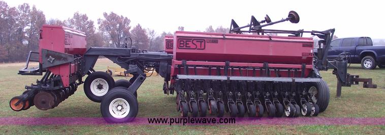 image for item 5563 1992 Best 30FU8B1-4 folding grain drill